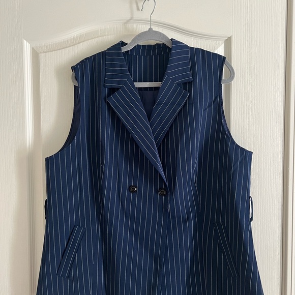 costume - Picture 2 of 7